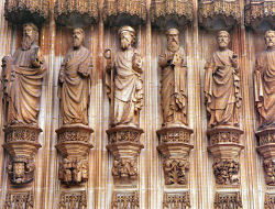 Статуи святых украшают монастырь в Баталье