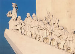 Португалия, Лиссабон. Фрагмент напоминающего каравеллу памятника первооткрывателям на берегу реки Тахо.