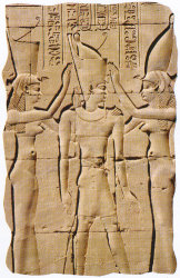 Барельеф изображает фараона с короной Верхнего и Нижнего Египта