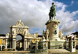 Памятник королю Жозе I на Торговой площади в центре Лиссабона